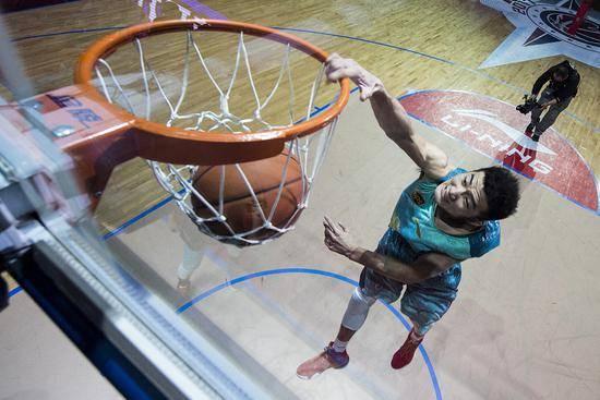 孙铭徽国产扣篮视频,国产飞人一跃云端