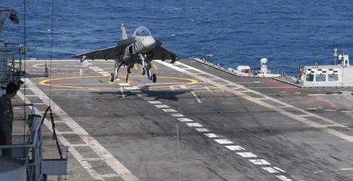 印度国产舰载机降落视频